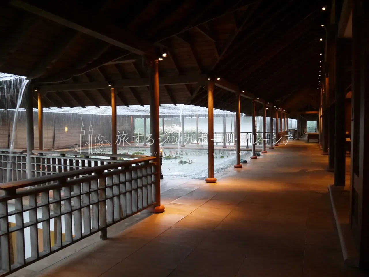 蓮池に沿う長い回廊。スコールの日は、屋根から雨が滝のように落ちる様子をただ眺めて過ごします。雨が強いほど、異国の山奥にいる実感が深まります。