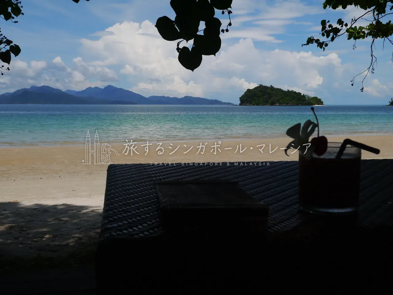 左：木陰のソファに腰かけ、カクテル片手に海と島影を眺める——ダタイベイの正しい過ごし方。右：ジャングルに縁取られた白砂と、穏やかな入江の浅瀬。