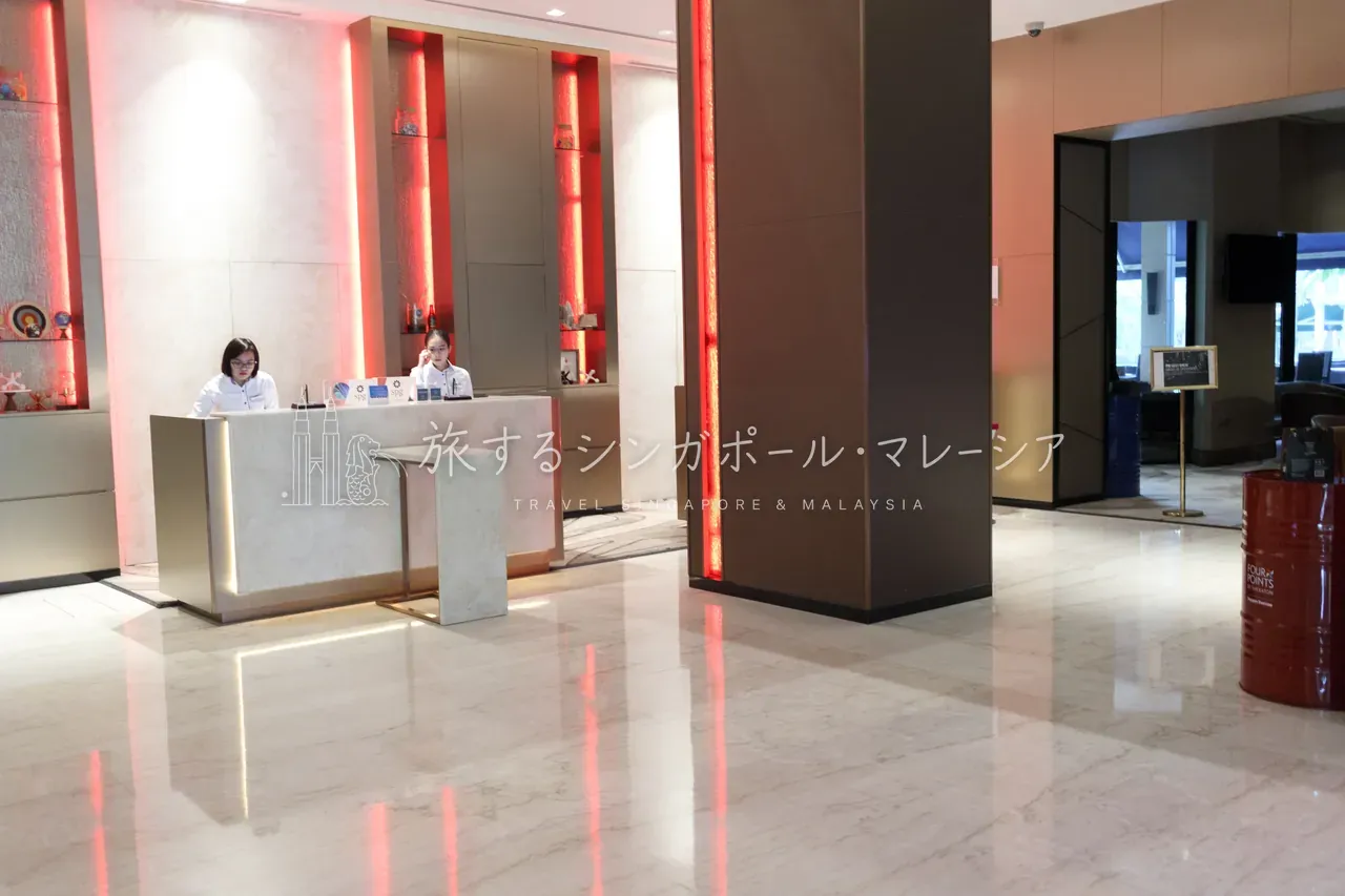 赤いライン照明のフロント
