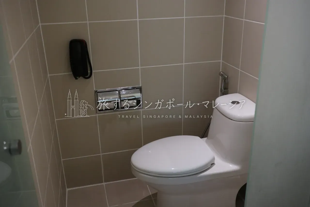 左:シャワー側。右:区切られたトイレ。トイレが独立しているのは珍しい気もします。