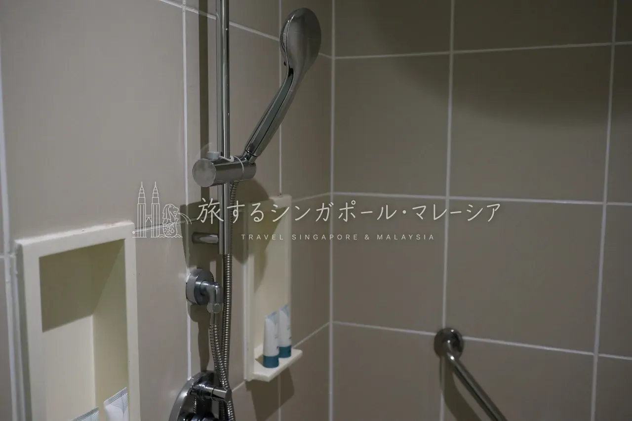 左:アメニティはひととおり完備。右:広々としたバスタブ。