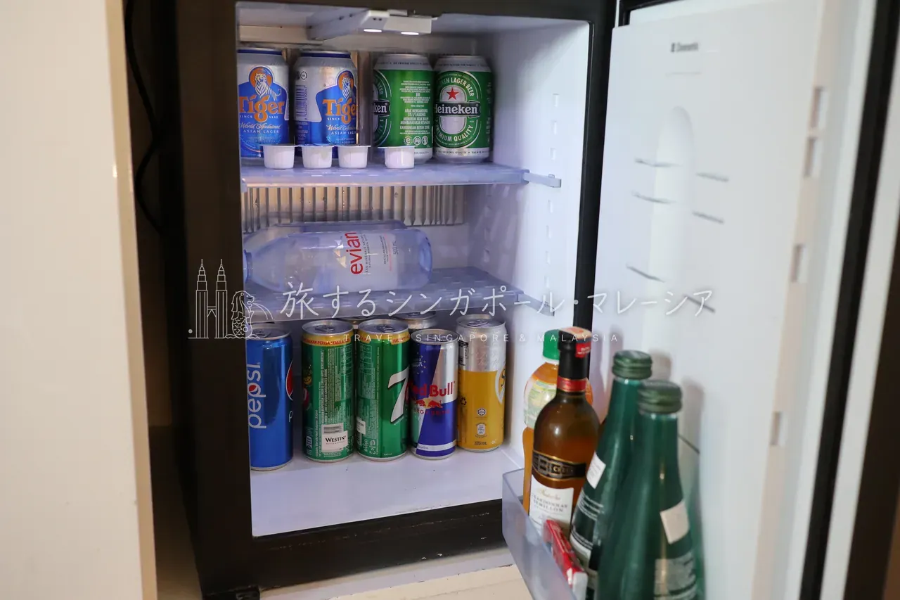 冷蔵庫のラインナップ。タイガーやハイネケンの缶ビール、ペプシや7up、ミネラルウォーターまでひととおり。