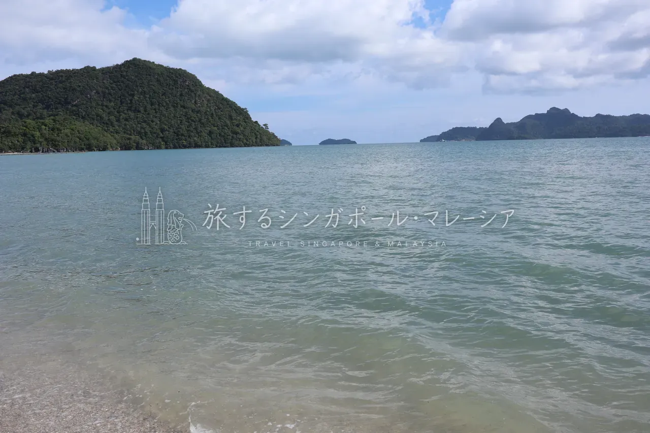 穏やかな入り江と緑の島影。透明度は高くないものの、落ち着いた雰囲気が良いビーチです。