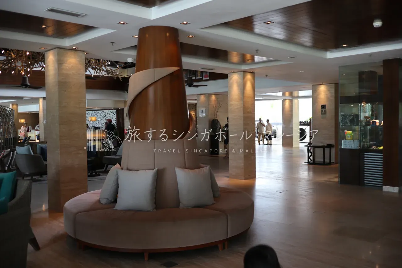 重厚なロビーを探検
