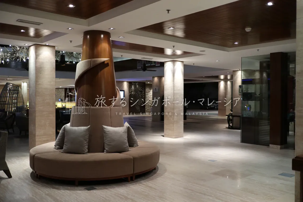 いろんなタイプのソファーがあり、この広さはさすが。ゆとりがあるのでロビーでGrabを手配しながらゆっくりできます。