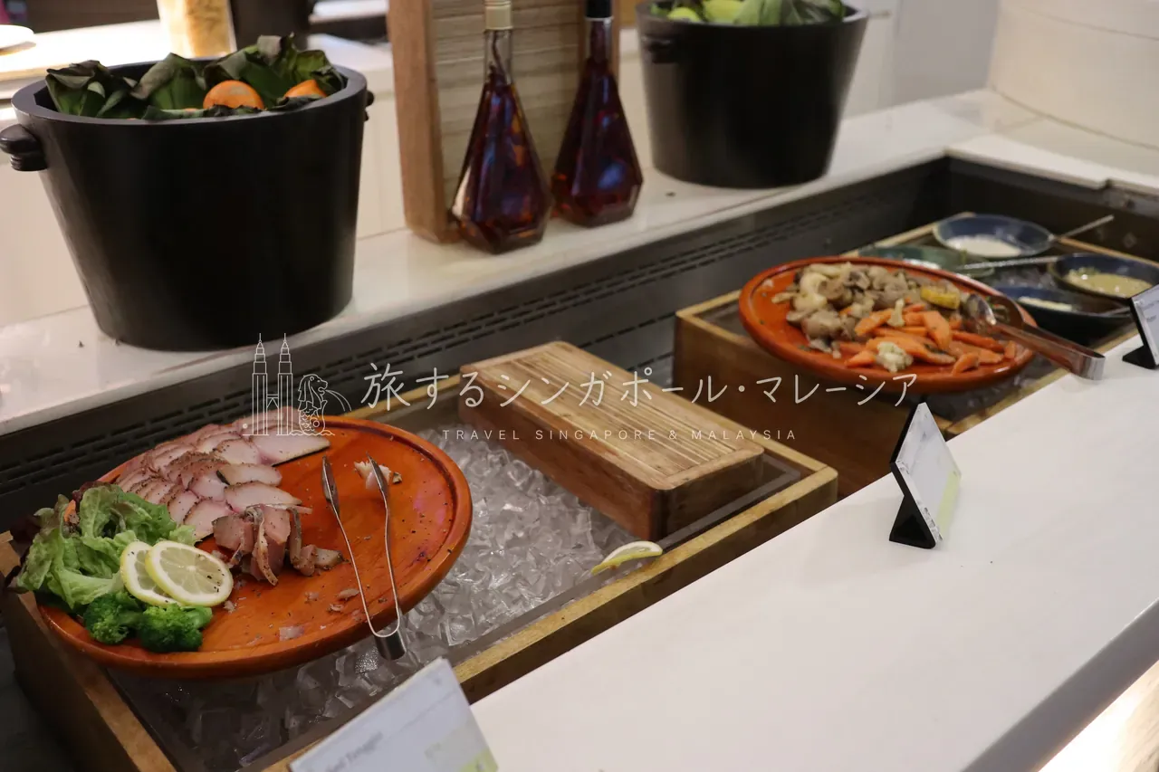 左:温かい料理のコーナー。右:ご飯もの・焼きそば風など。