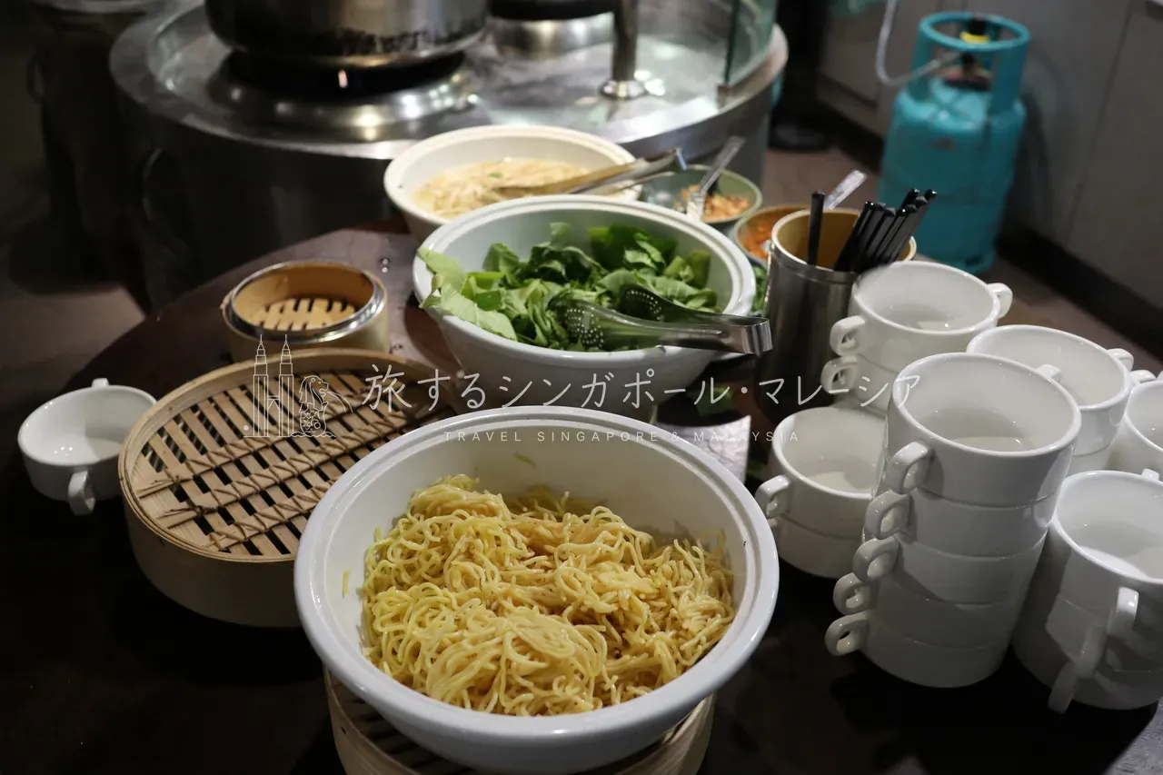 左:温かい料理のコーナー。右:ご飯もの・焼きそば風など。