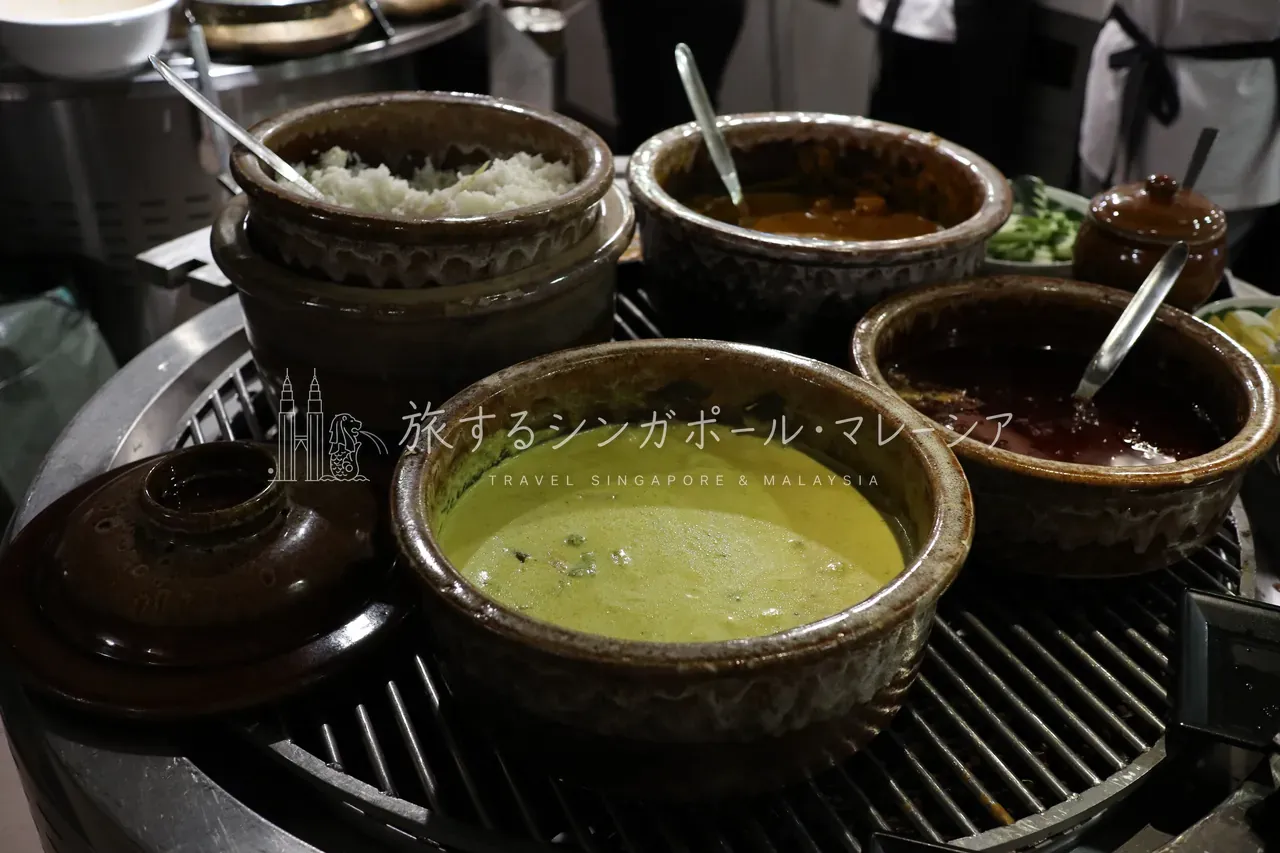 左:フルーツも一通り。右:ロティチャナイ・カレーのコーナー。朝食はこれが定番。