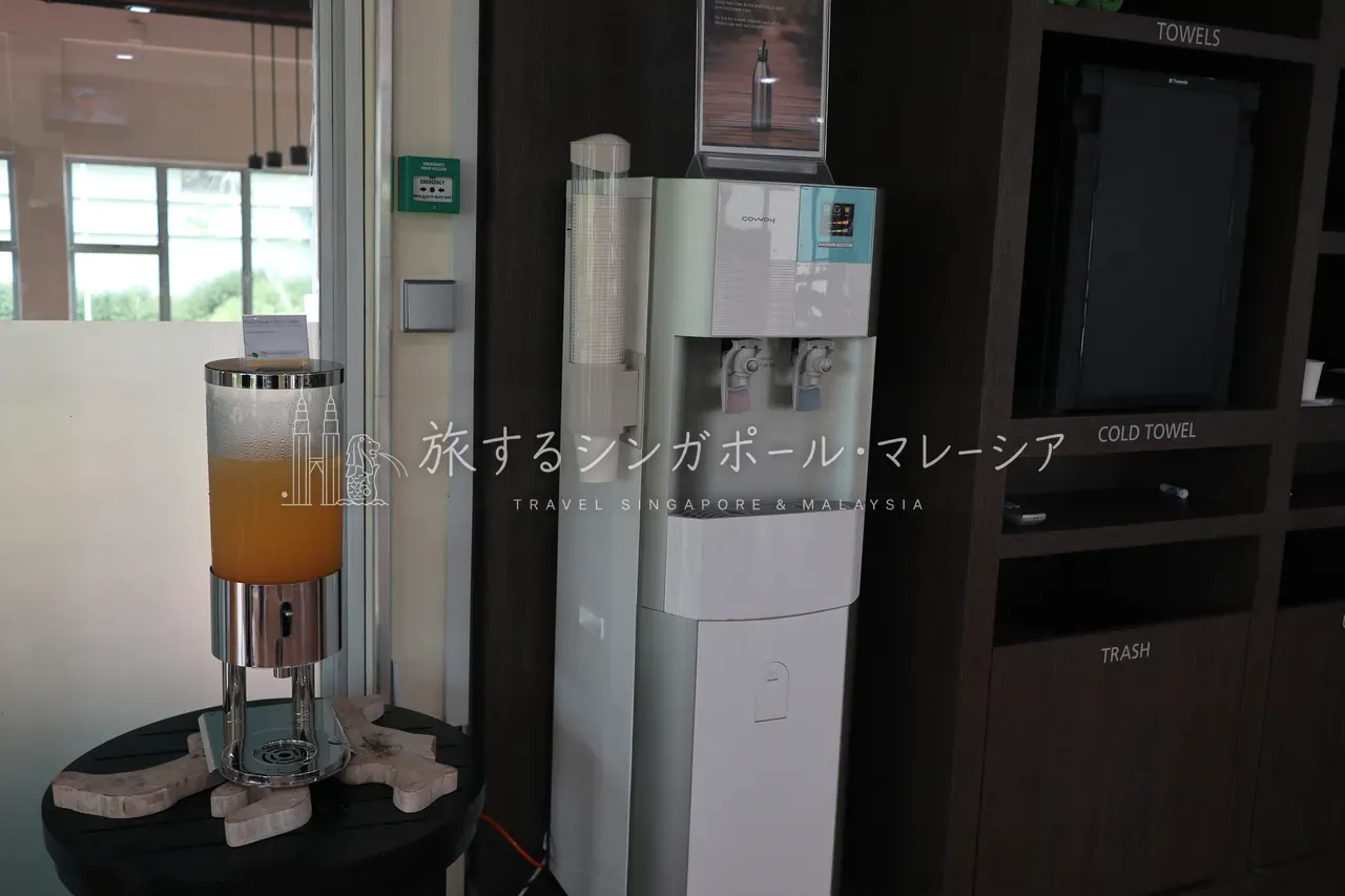 左:マシンの種類は豊富。右:給水・ジュースのコーナーも完備。