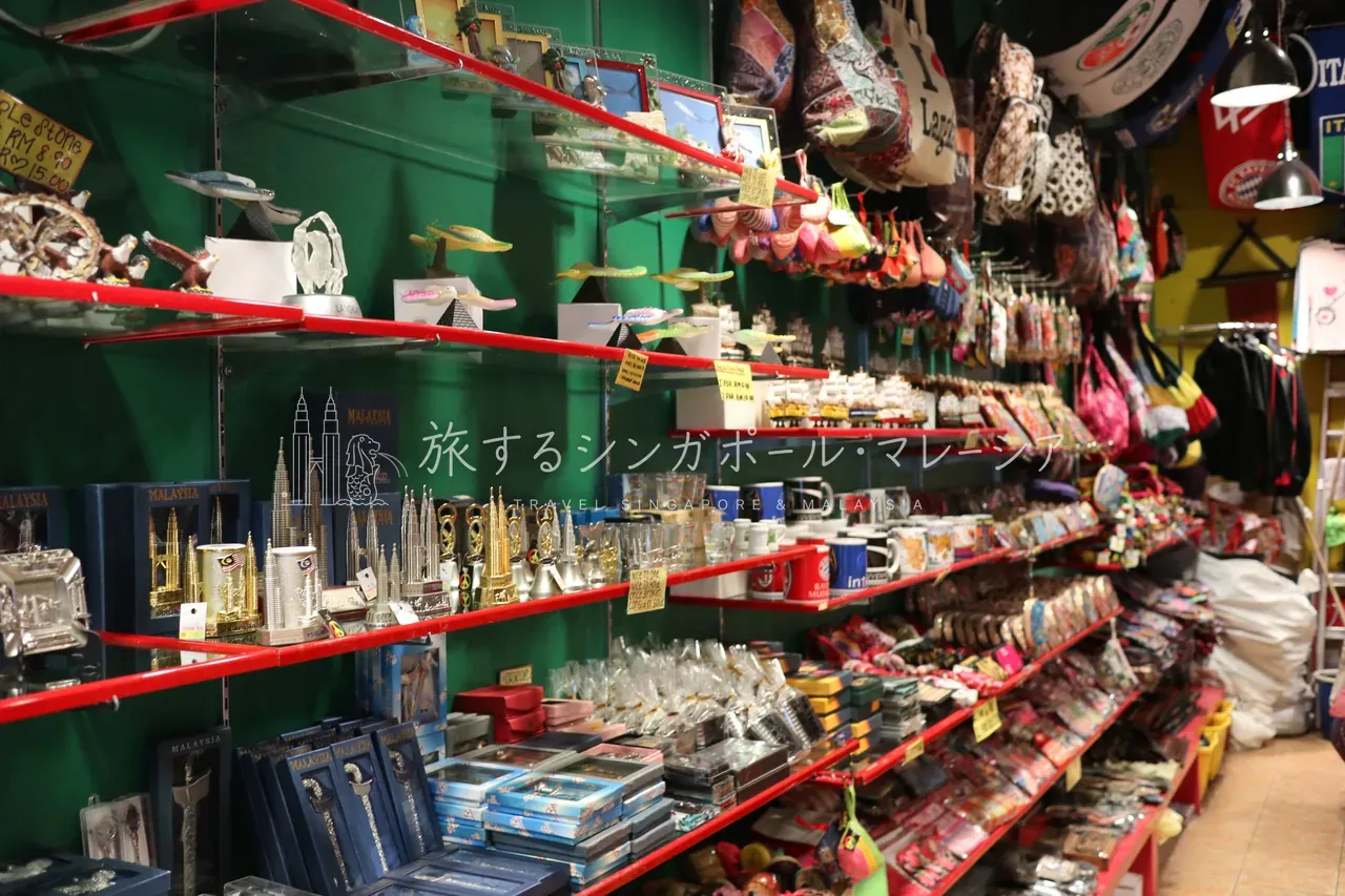 ベタなお土産も揃う