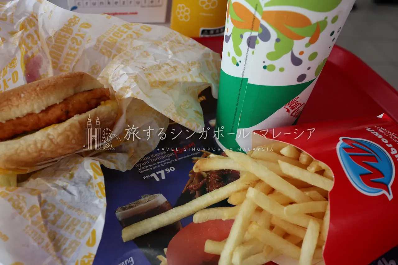 ハンバーガーセット。イスラム圏で豚NG・インド系で牛NGのため、メニューは全て鶏肉。鶏料理のレベルが高い。