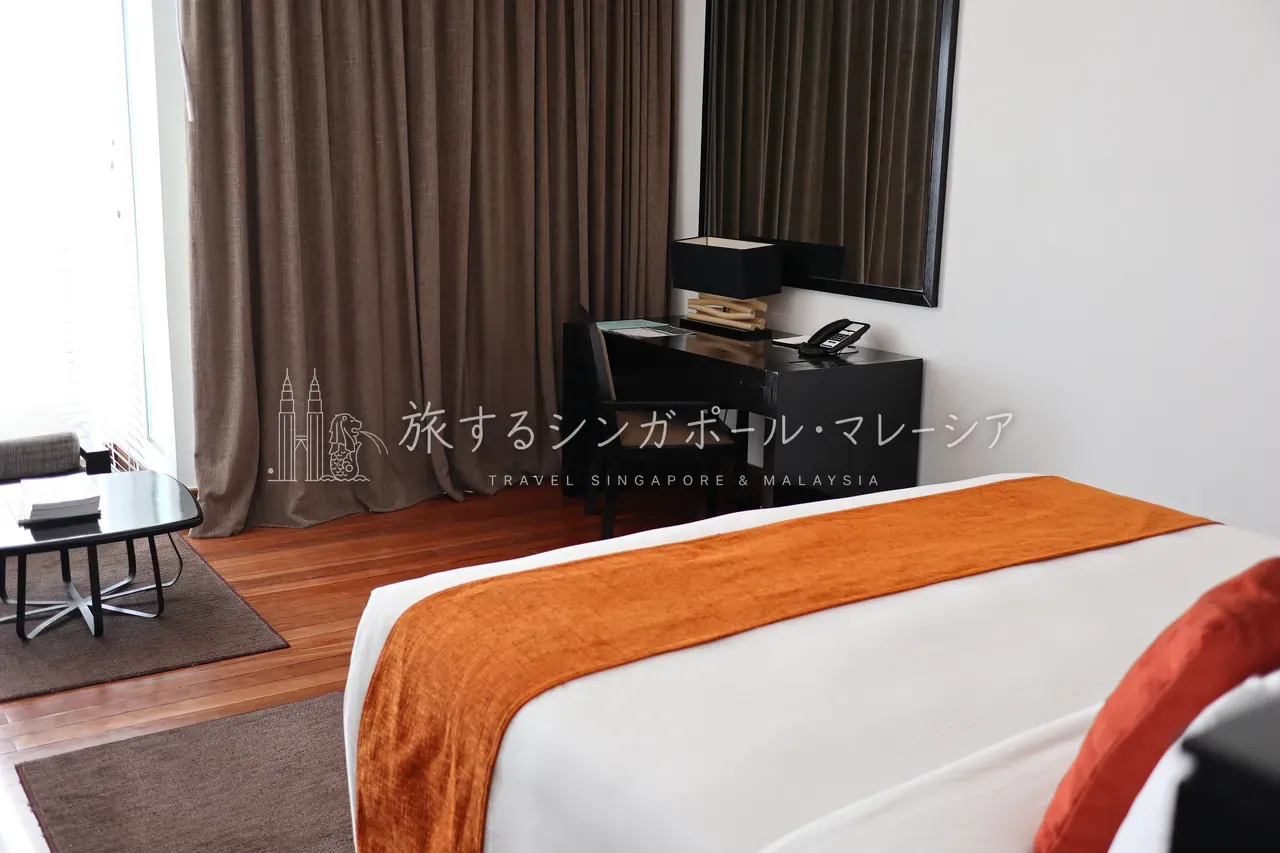 左：反対側はソファに。子連れに合わせエクストラベッド風に。右：カーテンの向こうはすぐテラス、開ければシービューです。