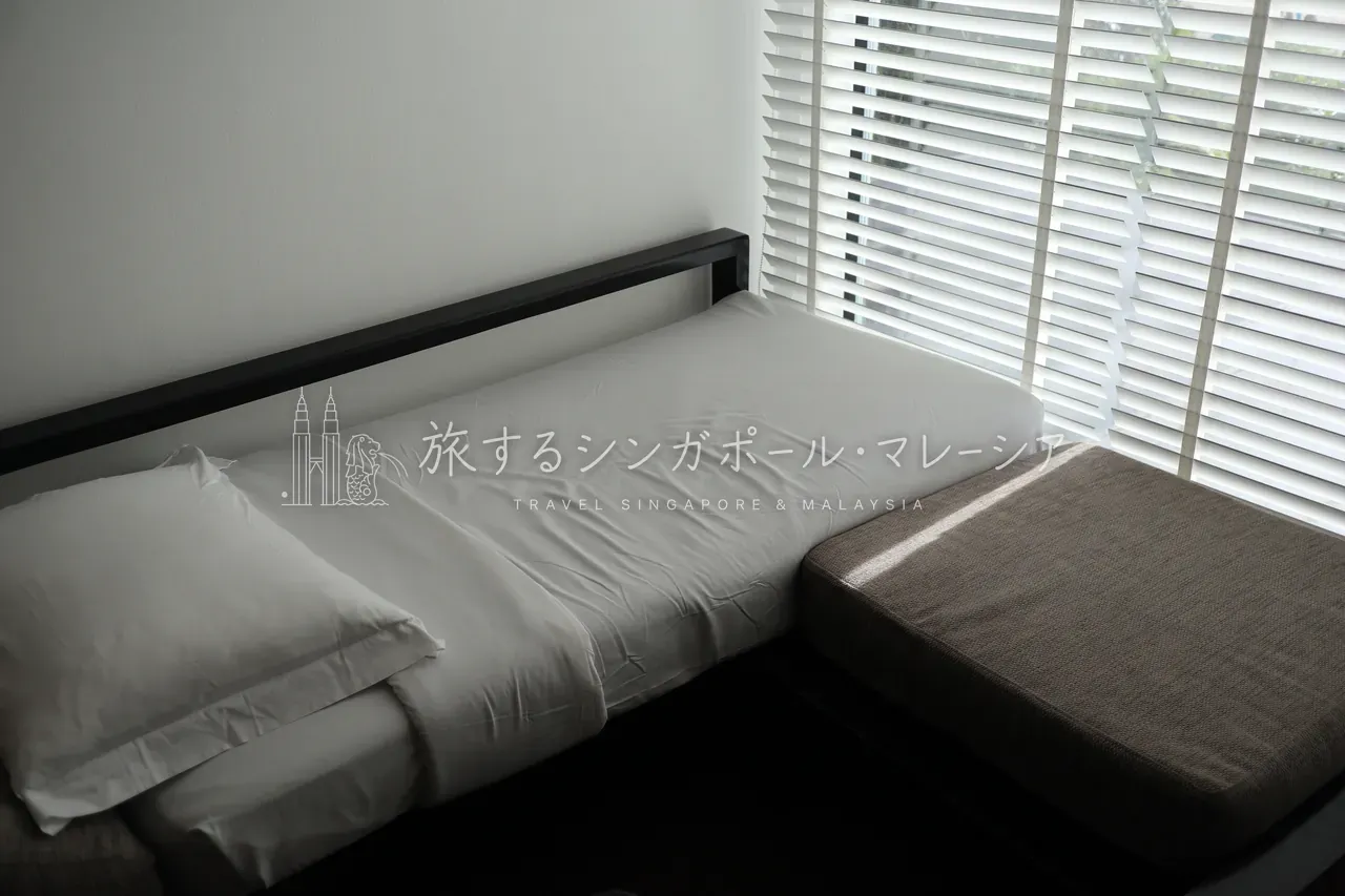 左：反対側はソファに。子連れに合わせエクストラベッド風に。右：カーテンの向こうはすぐテラス、開ければシービューです。