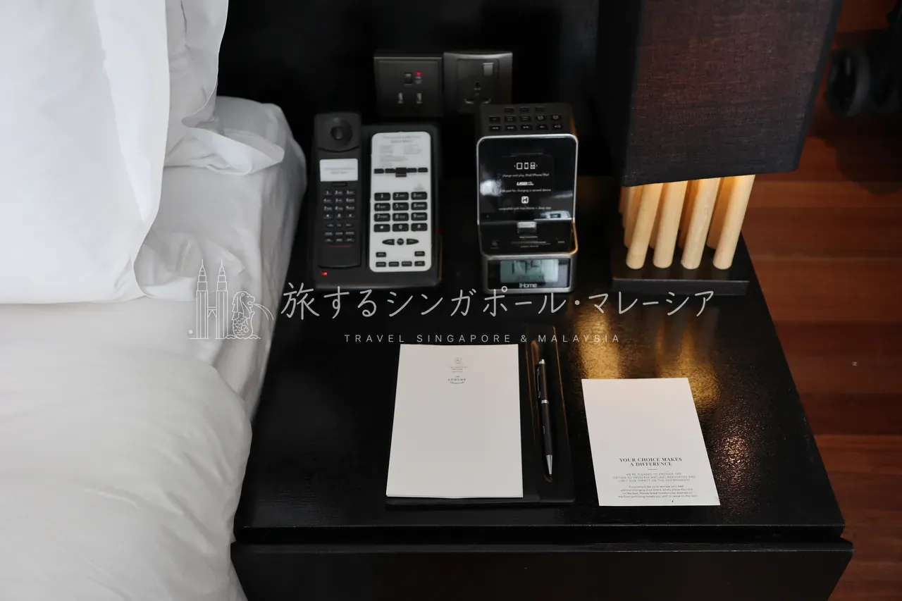 左：ベッドサイド。右：日本のコンセントも挿せるタイプ。ただし電圧が異なるので、対応した機器だけを使いましょう。