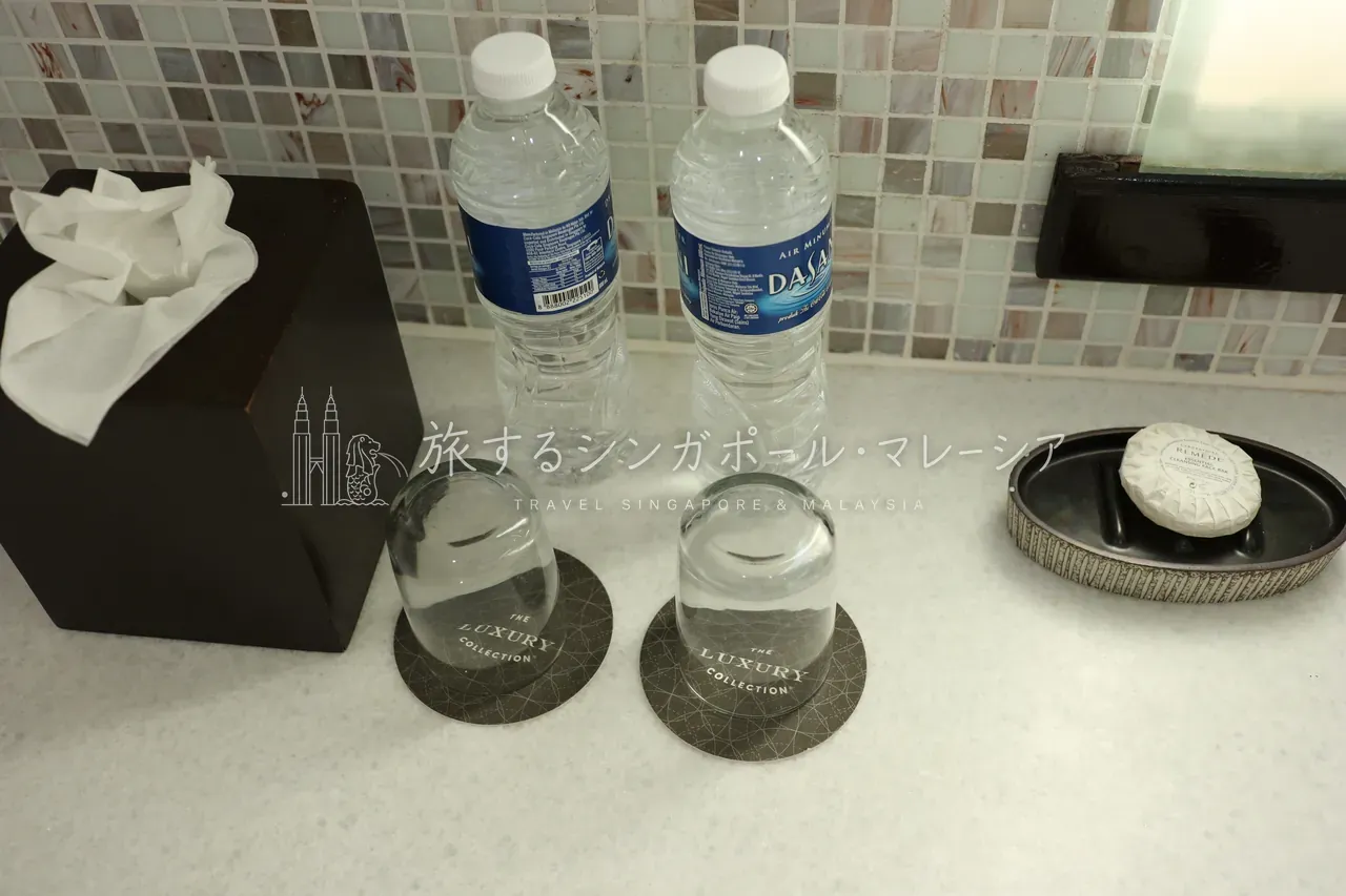左：その他のアメニティ類。右：もちろんお水も用意されています。