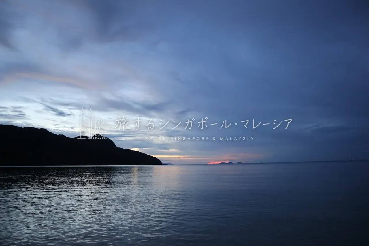 左：日が落ちてくる時間の浜辺がまた格別。右：ビーチチェアは数えきれないほどあり、奥に行けば貸切気分でのんびりできます。