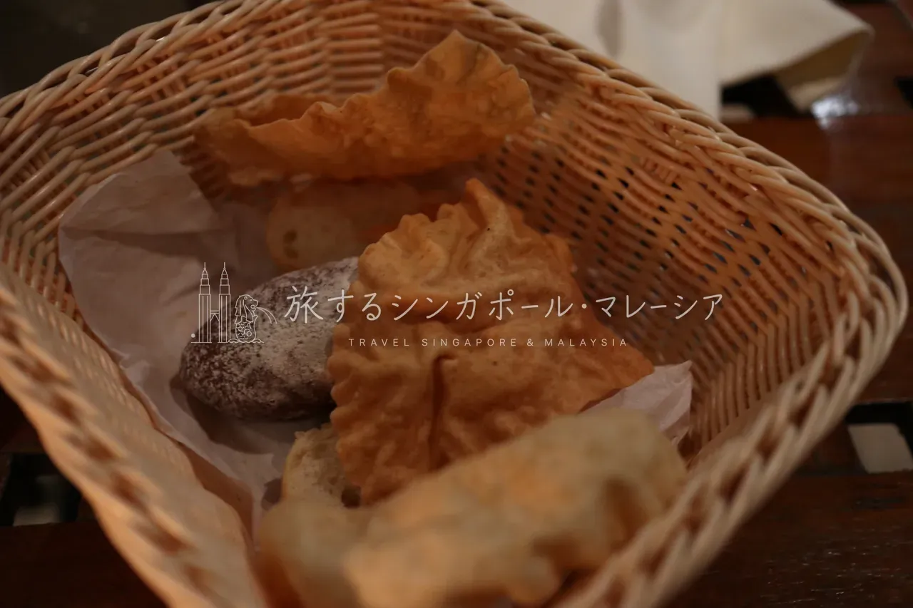 左：まずはアペタイザー代わりのチップスを。右：パスタ(約RM42)。
