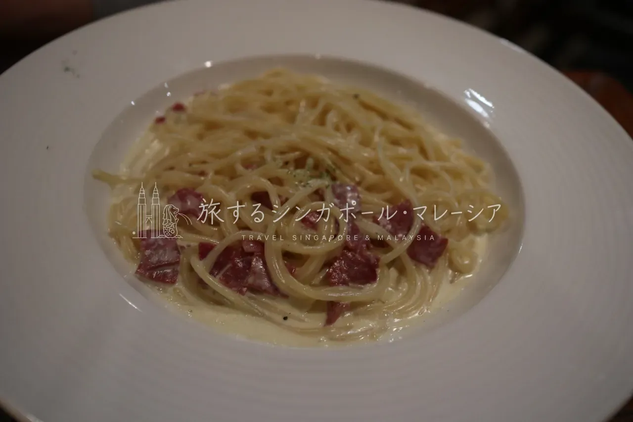 左：まずはアペタイザー代わりのチップスを。右：パスタ(約RM42)。