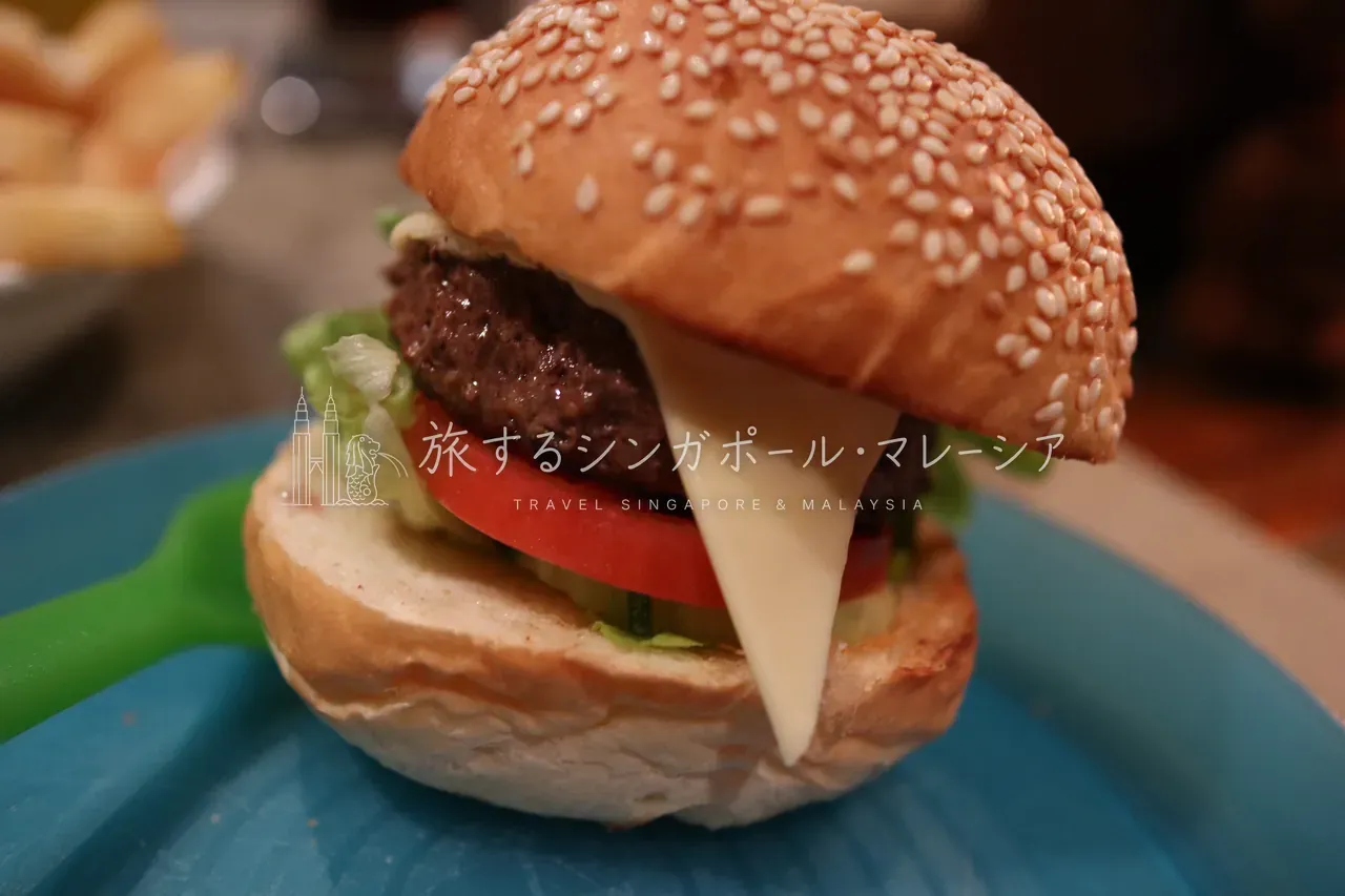 左：ジュニアビーフバーガー(約RM42)。右：マルゲリータピザ(約RM43)。全体的においしかったです。