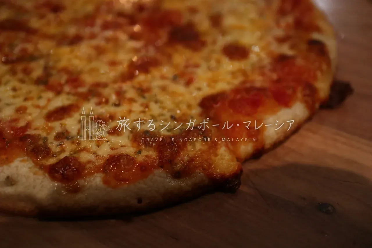 左：ジュニアビーフバーガー(約RM42)。右：マルゲリータピザ(約RM43)。全体的においしかったです。