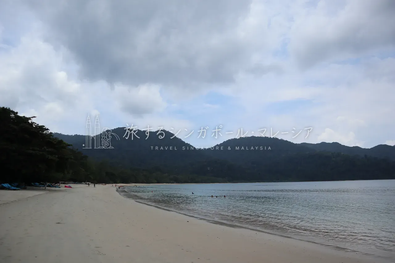左：日が落ちてくる時間の浜辺がまた格別。右：ビーチチェアは数えきれないほどあり、奥に行けば貸切気分でのんびりできます。