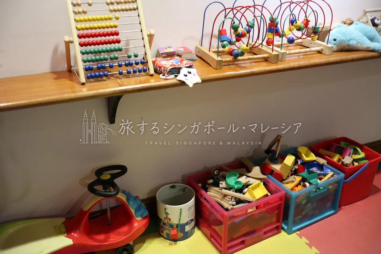 左：いろいろあって子供は楽しめます。右：広さもそれなりにあり、雨の日の救世主でした。