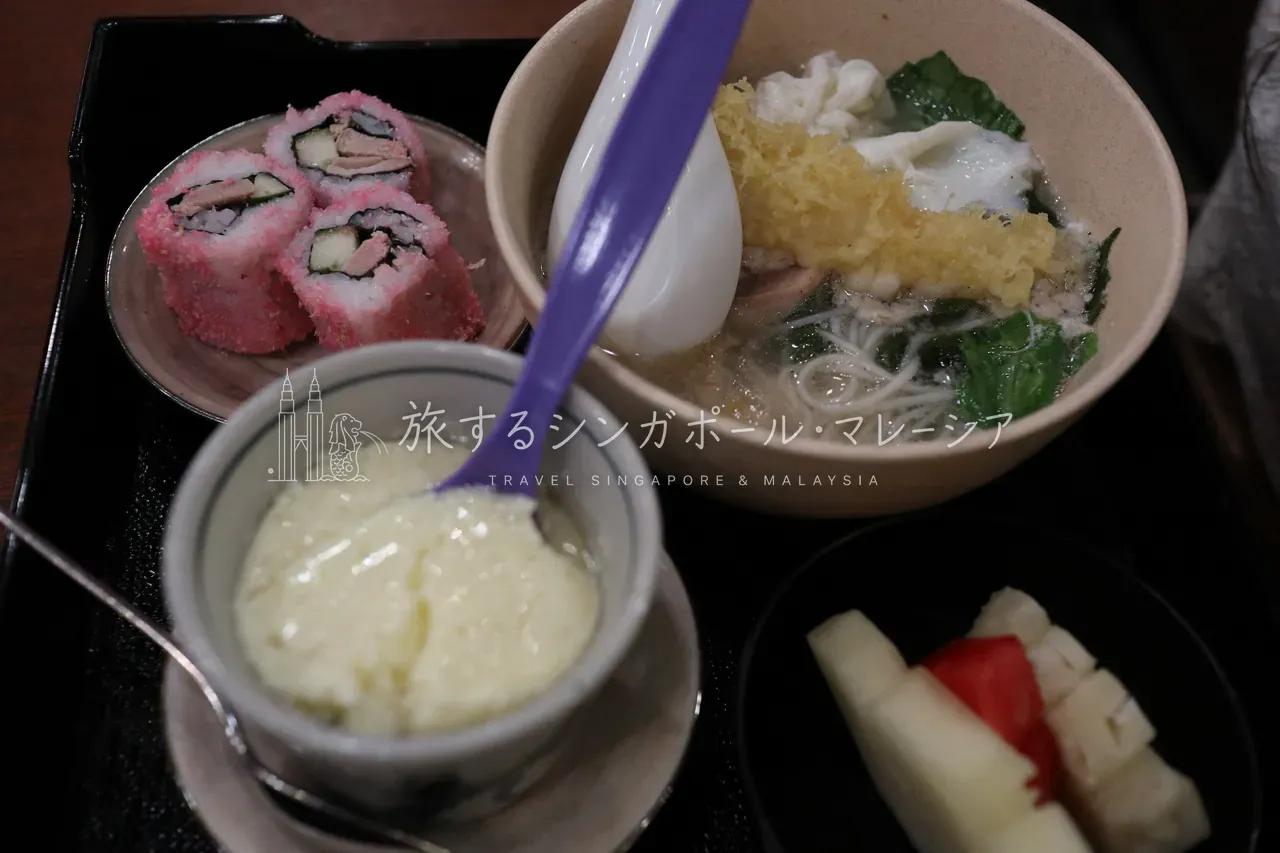 左：薄味のAwase Free Range Chicken Ramen(約RM58)。現地風としてはあり。右：JAPANESE NOODLE BENTO SET(約RM48)。