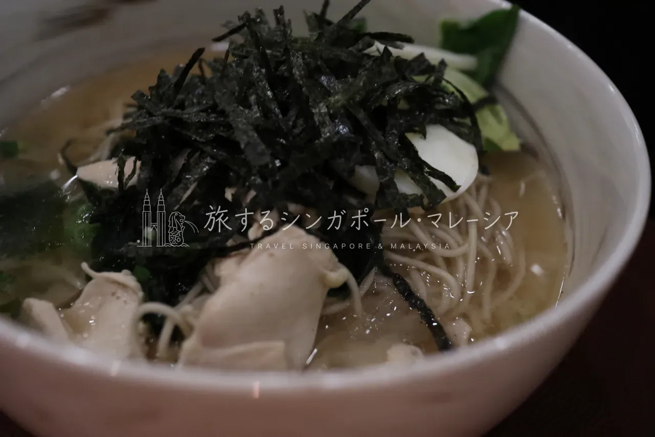左：薄味のAwase Free Range Chicken Ramen(約RM58)。現地風としてはあり。右：JAPANESE NOODLE BENTO SET(約RM48)。
