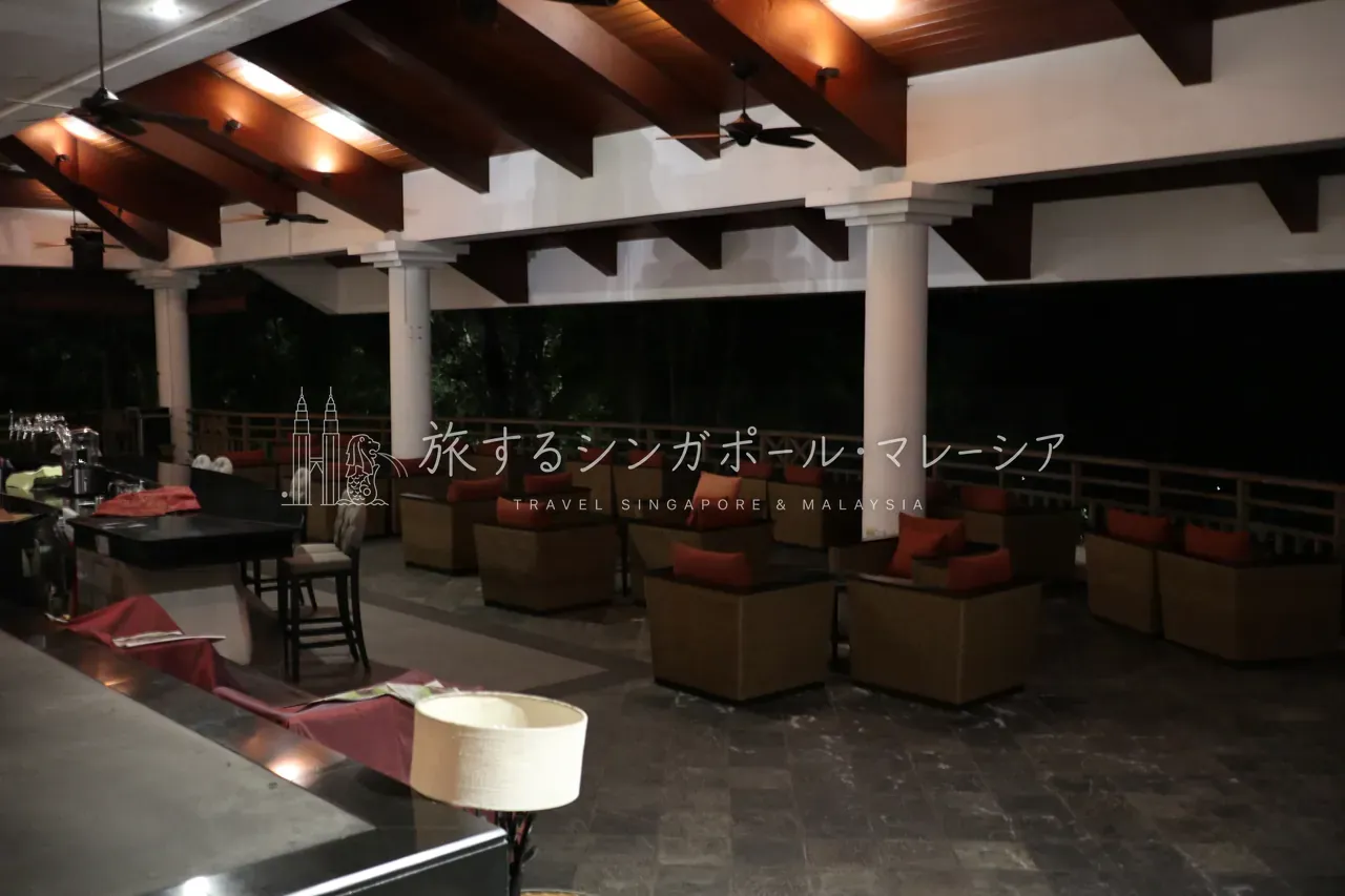 左：ロビーには軽食が頼めるちょっとしたカフェも。右：まずはここで、圧倒されましょう。
