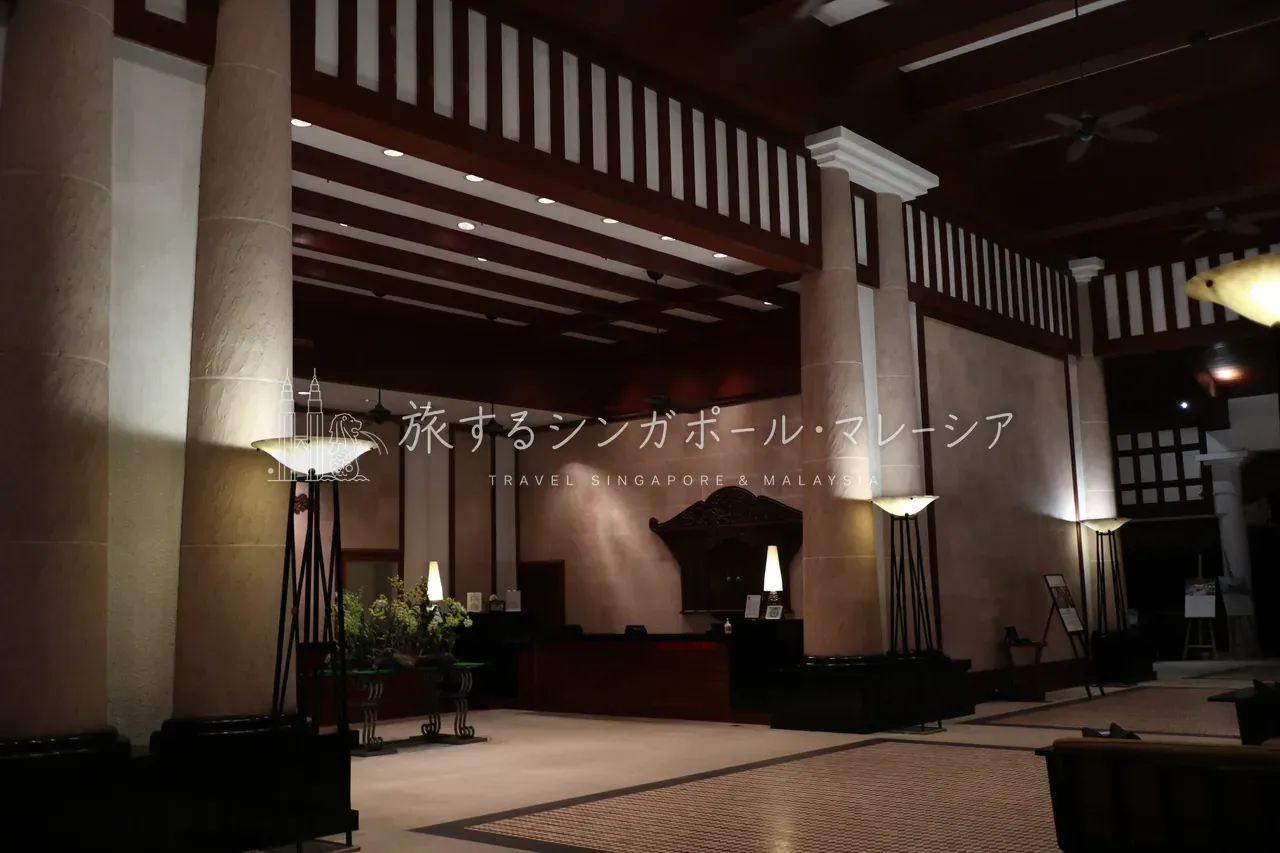 左：高い天井のフロント。右：砂で描かれたランカウイ島の全体図。細部まで作り込まれています。