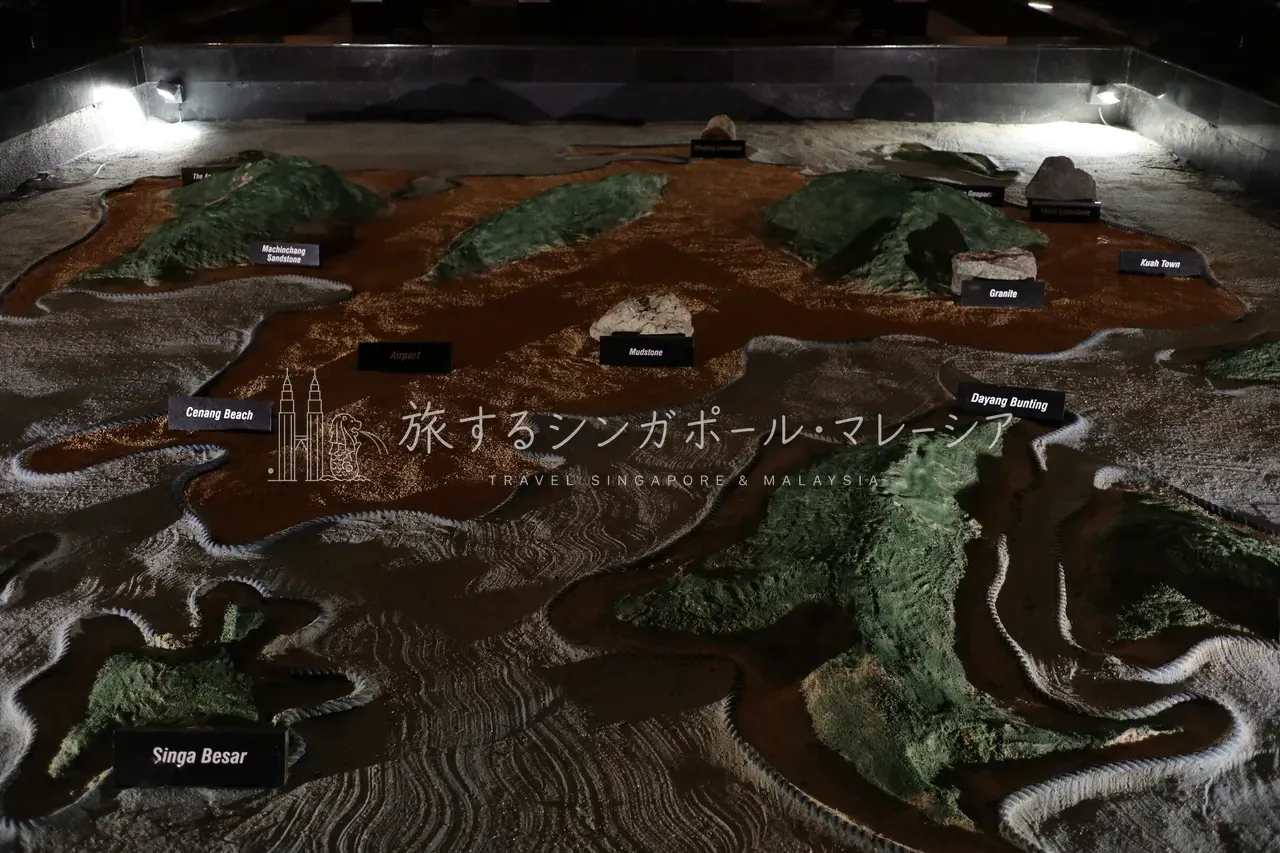 左：高い天井のフロント。右：砂で描かれたランカウイ島の全体図。細部まで作り込まれています。