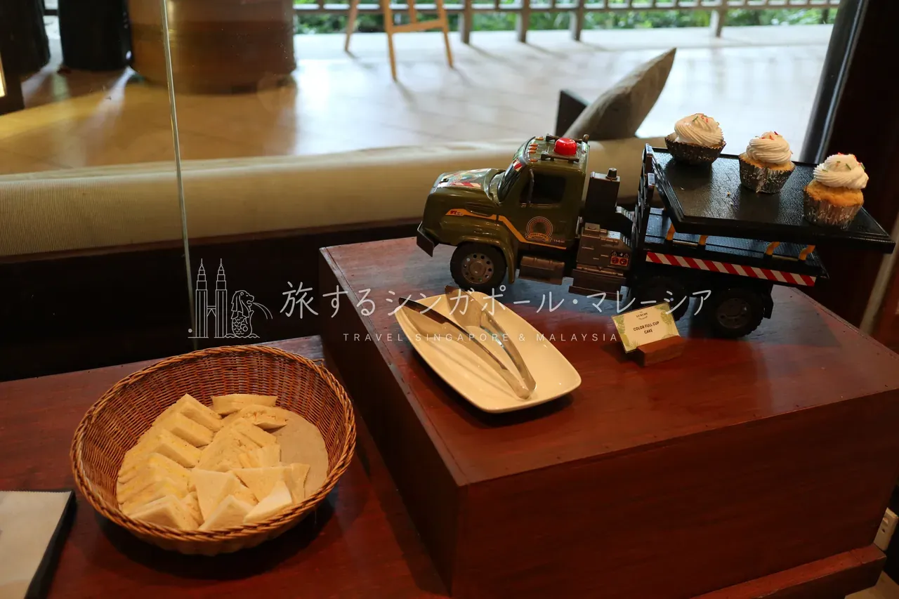 左：シフォンケーキなどスイーツ系も。右：ジャムだけでこの種類。