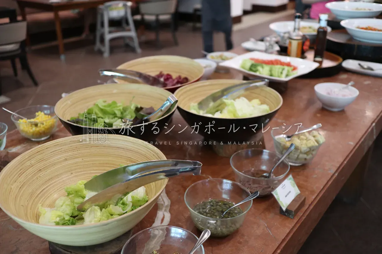 左：サラダコーナー。右：ハム系も充実。