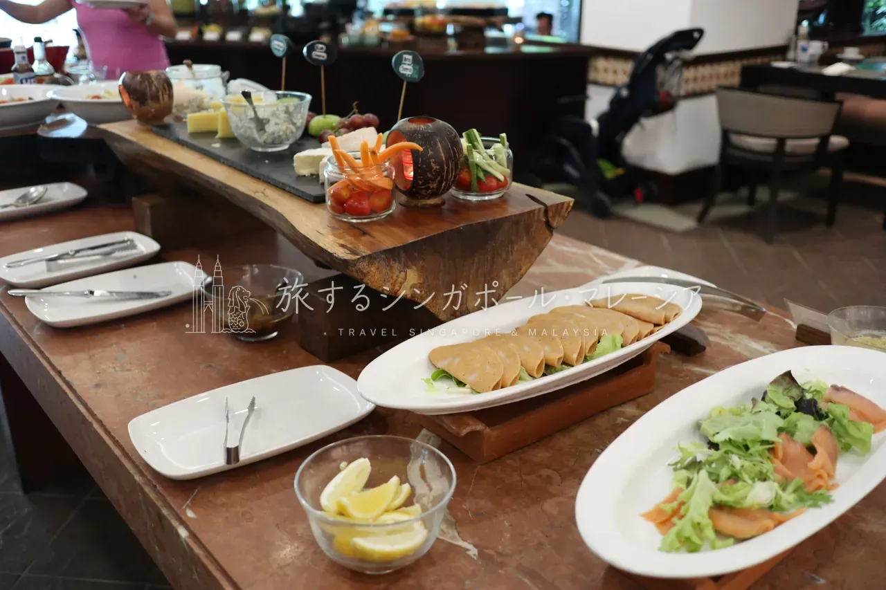 左：サラダコーナー。右：ハム系も充実。