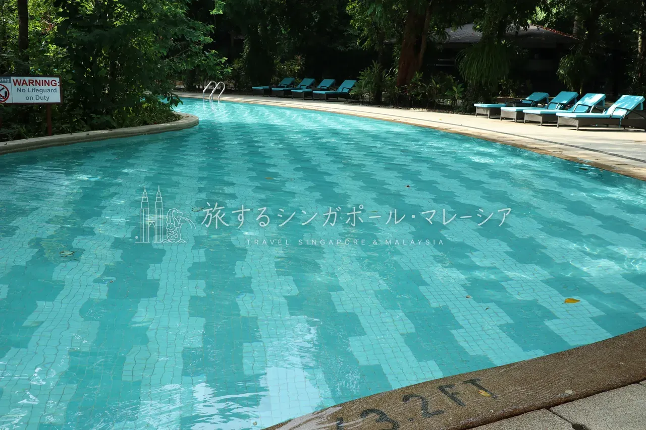 左：水はだんだん深くなっていきます。右：途中にはスライダーも。子供が喜ぶやつですが、水深があるので小さい子は注意。