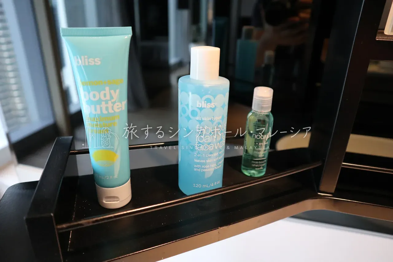 左:アメニティはWでおなじみの「bliss」。右:種類も豊富にそろっています。