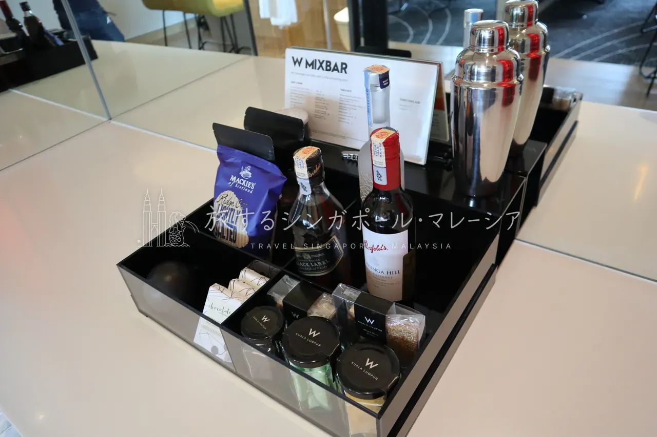 左:ミニバーはこんな感じ、値段は高め。右:ひと通りそろっていて、コーヒーメーカーは無料です。