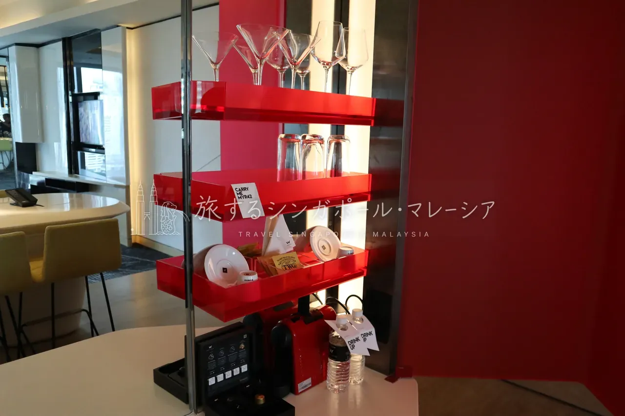左:ミニバーはこんな感じ、値段は高め。右:ひと通りそろっていて、コーヒーメーカーは無料です。