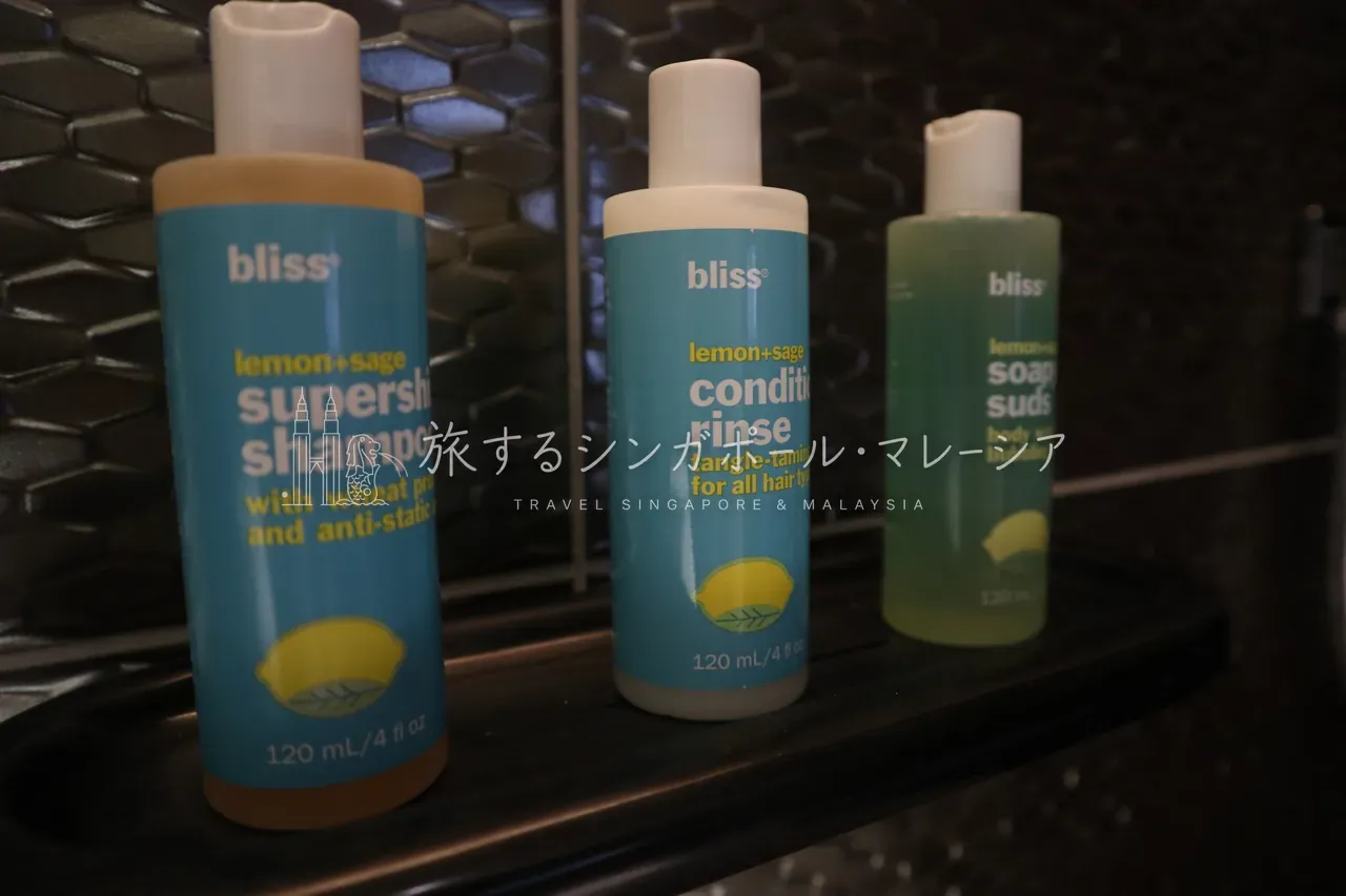 左:アメニティはWでおなじみの「bliss」。右:種類も豊富にそろっています。