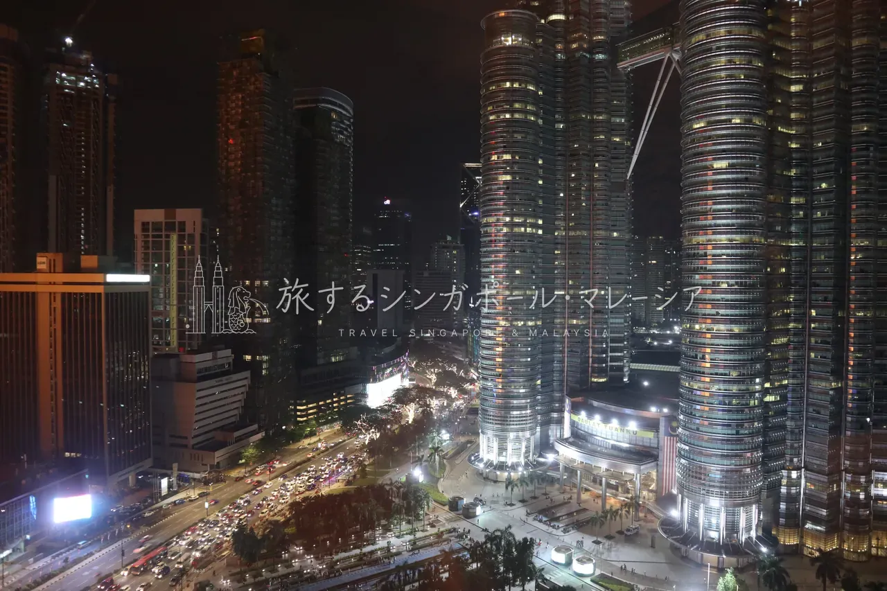 ツインタワー側のお部屋なら、こんなクアラルンプールの夜景が広がる。本当にタワーが目の前で、絶好の角度から見られます。