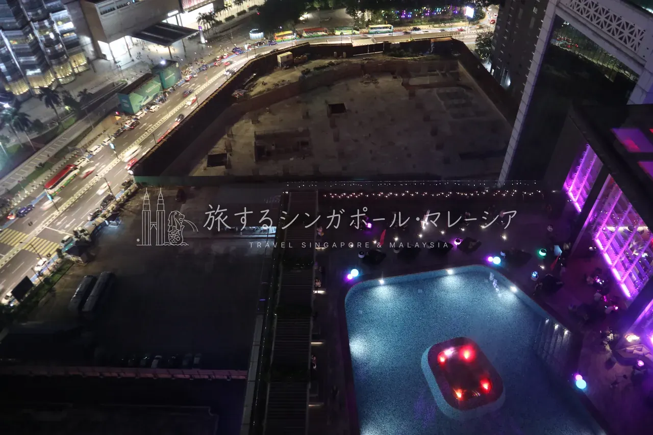 夜のプールはこの雰囲気。イケイケな空気で、好き嫌いは分かれそうです。