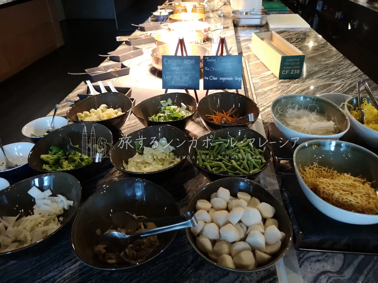 麺のライブキッチン。選ぶとこちらも席まで持ってきてくれます。