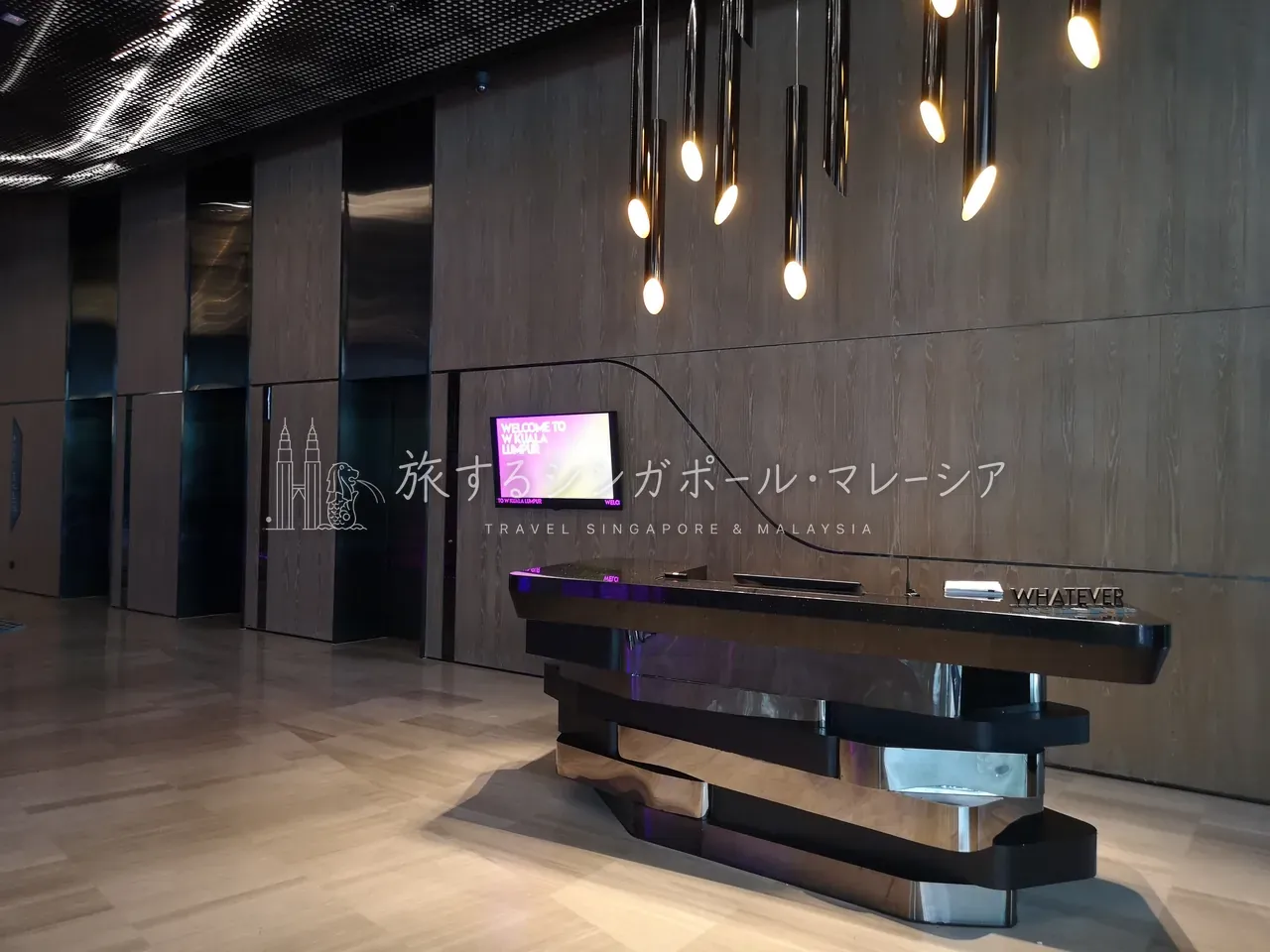 左:1階のエントランス。右:もうひとつのエントランス周り。1階はエントランス、フロントは8階という構成です。