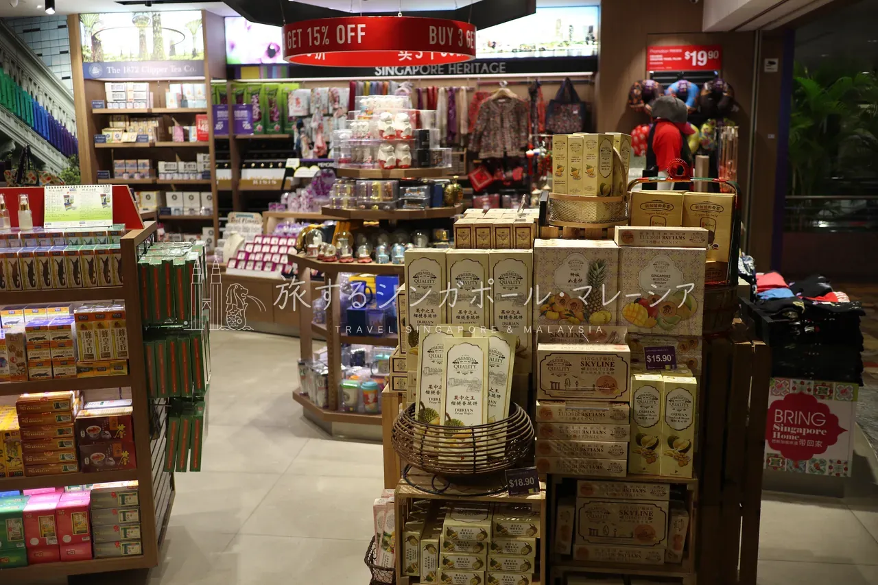 左:チャンギ国際空港。品揃えは十分だが値段は高め、混雑にも注意。右:到着時のアライバルガーデン。最後の調達はここで“追い”もできるが、価格は割り切って。