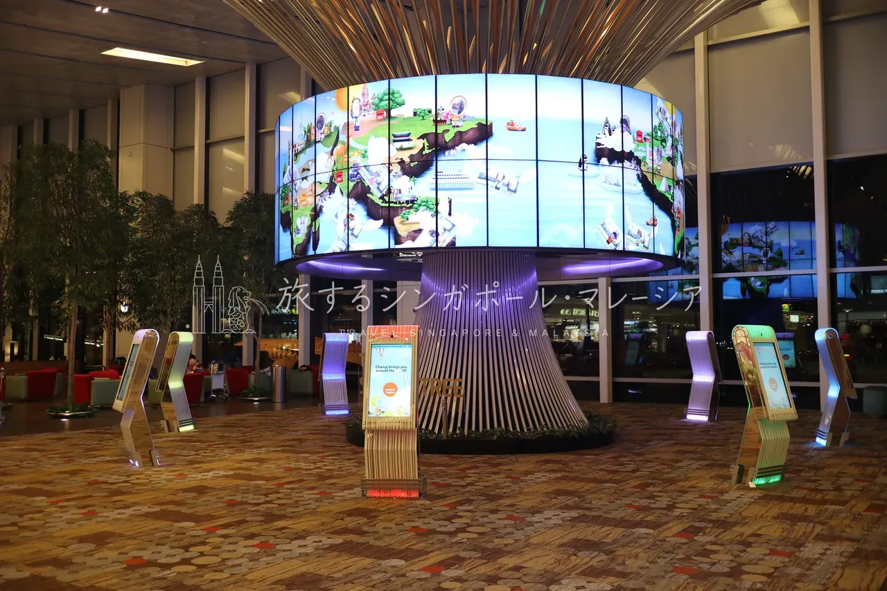 Social Tree(T1制限エリア)。巨大デジタルサイネージに自分の写真を載せられるオブジェ。よく紹介される割に、試している人は意外と少なめ。