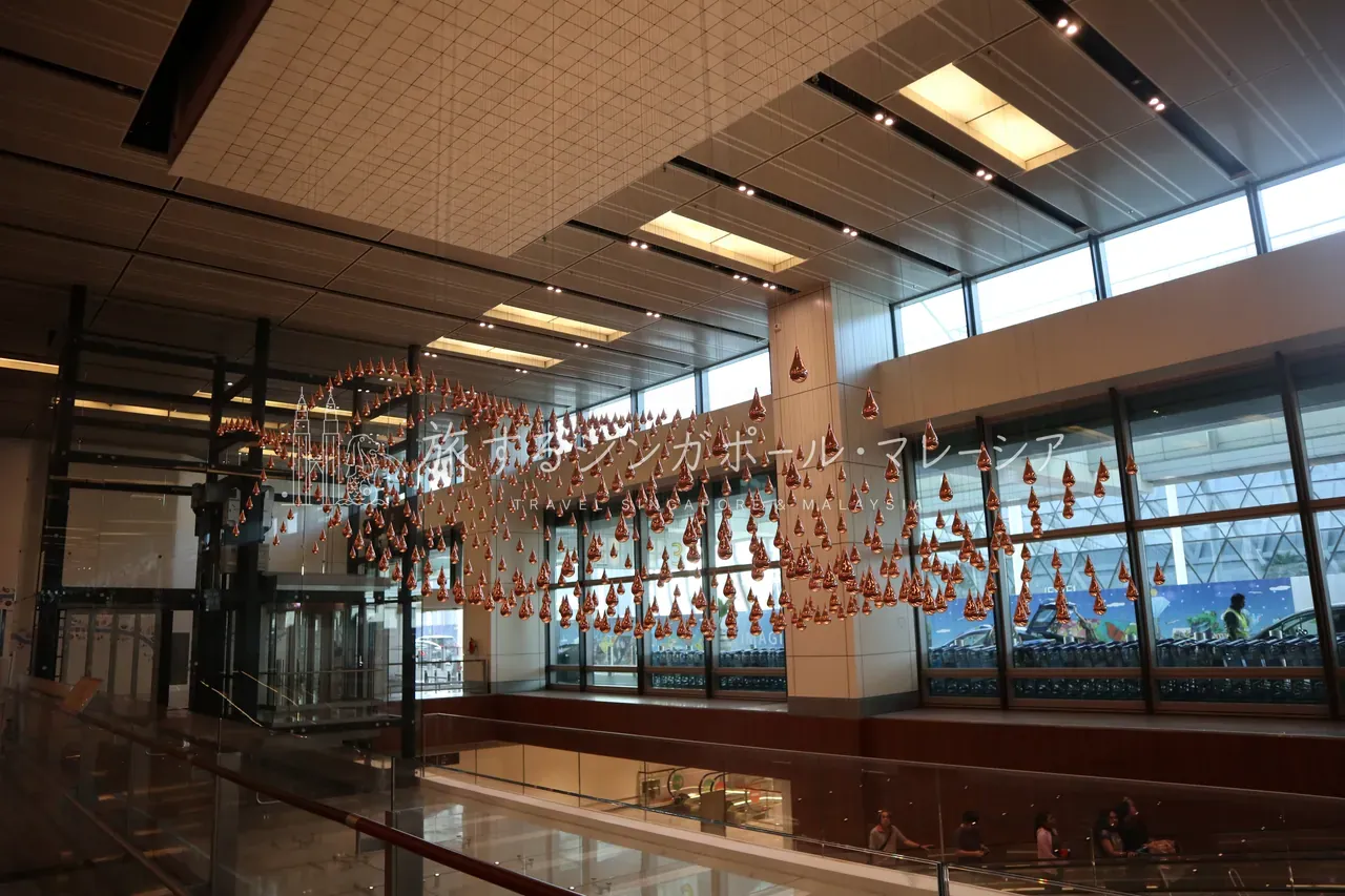 出発ホールを彩る Kinetic Rain