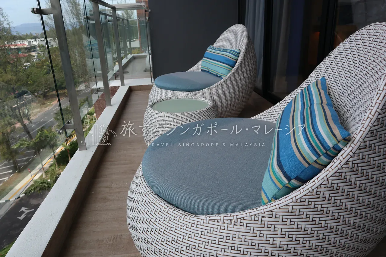 左:4階でも海はしっかり見えました。右:バルコニーは思ったよりのんびりできます。