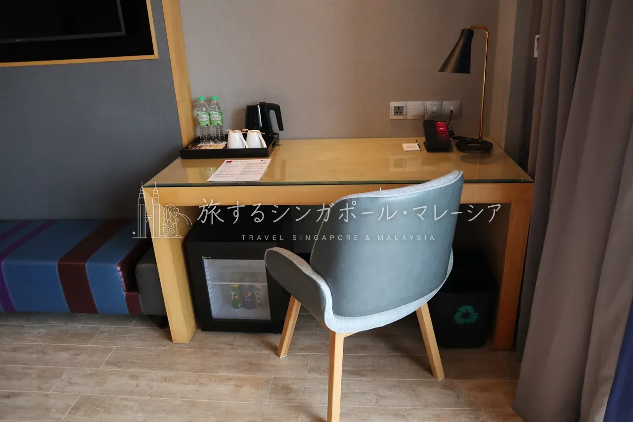 左:十分な広さの机まわり。右:飲み物まわりも一通り揃っています。