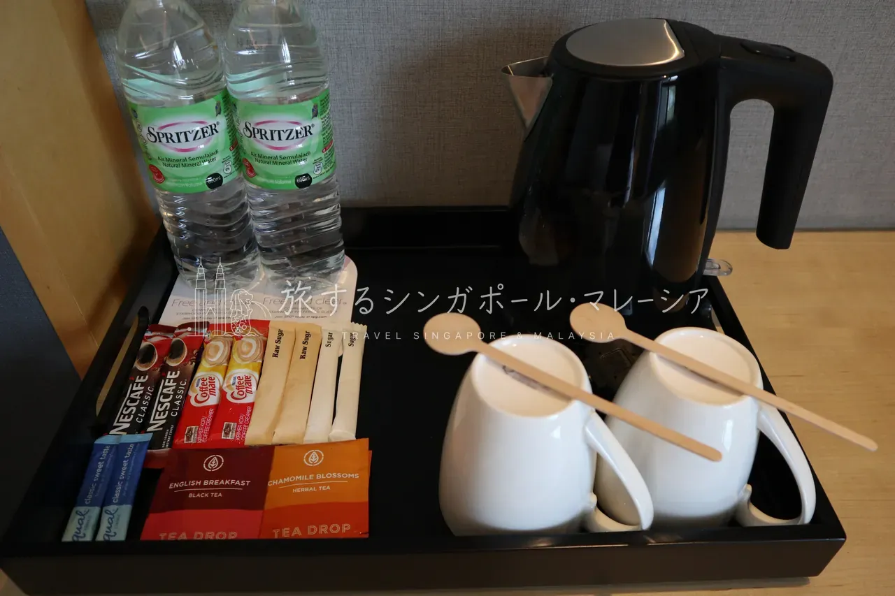 左:十分な広さの机まわり。右:飲み物まわりも一通り揃っています。