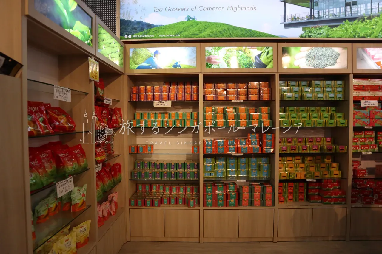 左:マレー土産の大定番・紅茶のBOH TEAがずらり(各種フレーバー・箱入りも豊富)。右:同じく定番のOld Town White Coffeeもこの通り。